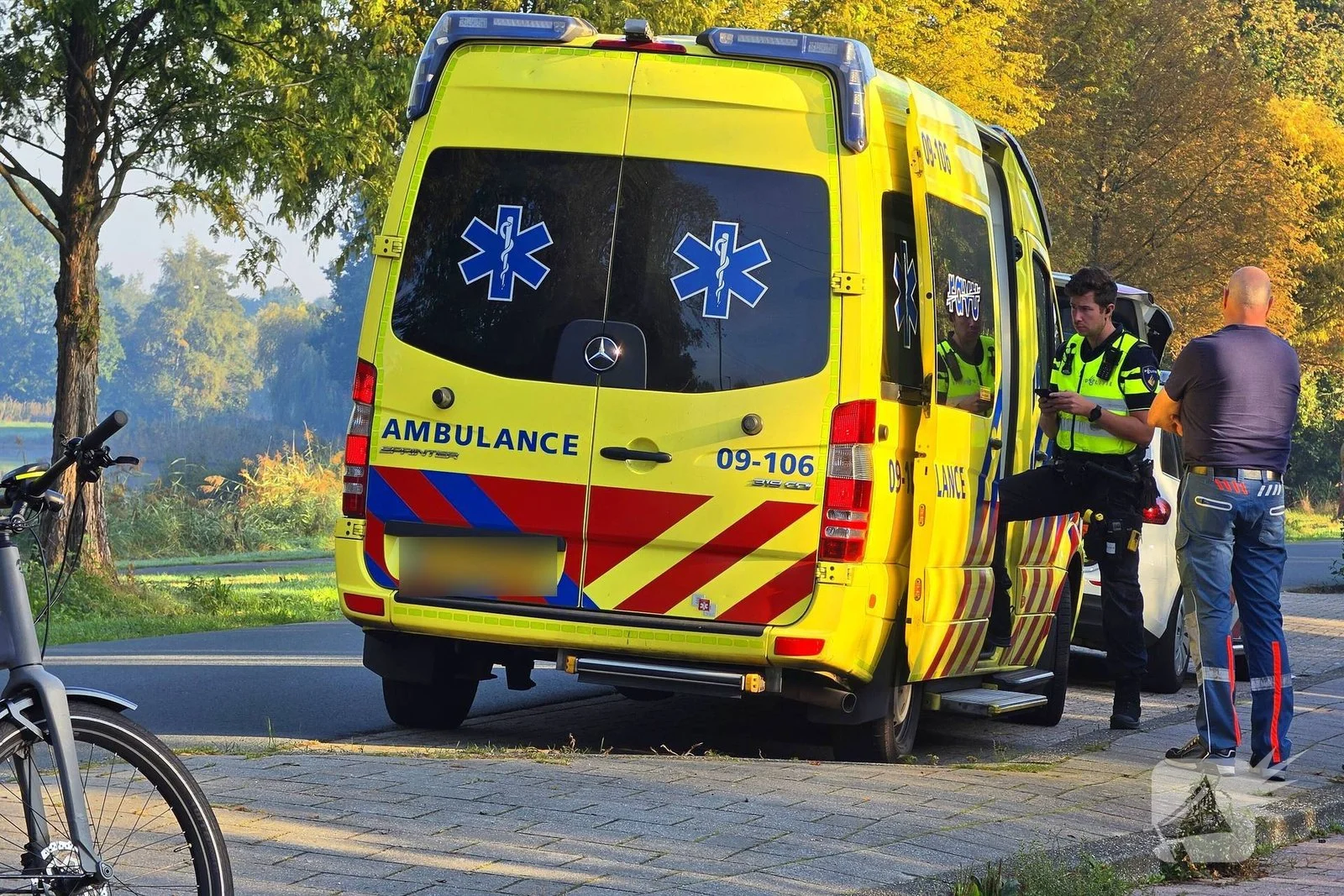 Scooterrijder en fietser in botsing