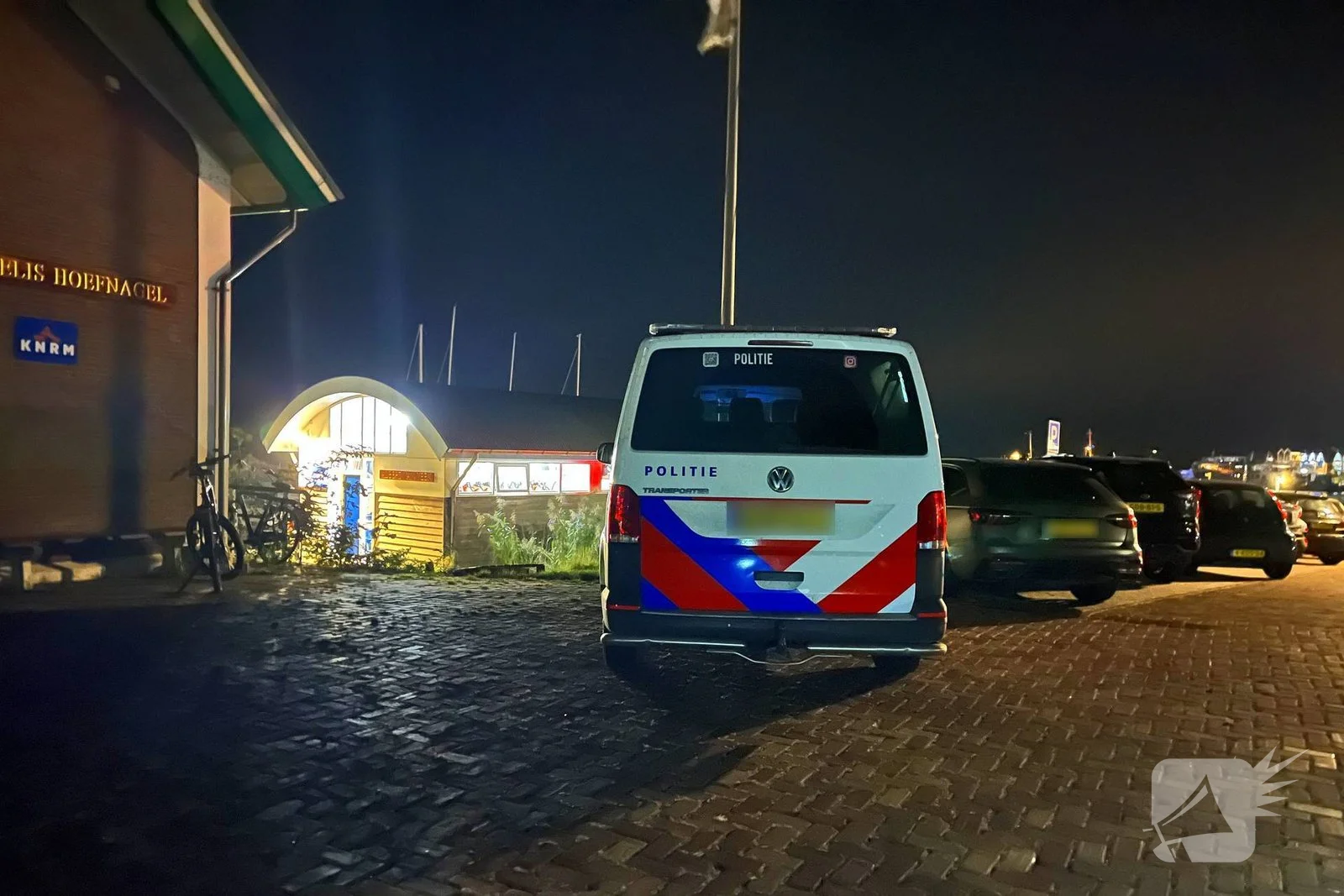 Hulpdiensten ingezet voor vastgelopen vaartuig