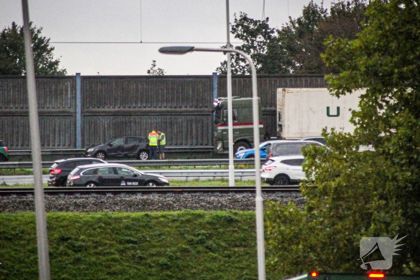 Ongeval tussen vrachtwagen en auto met schade