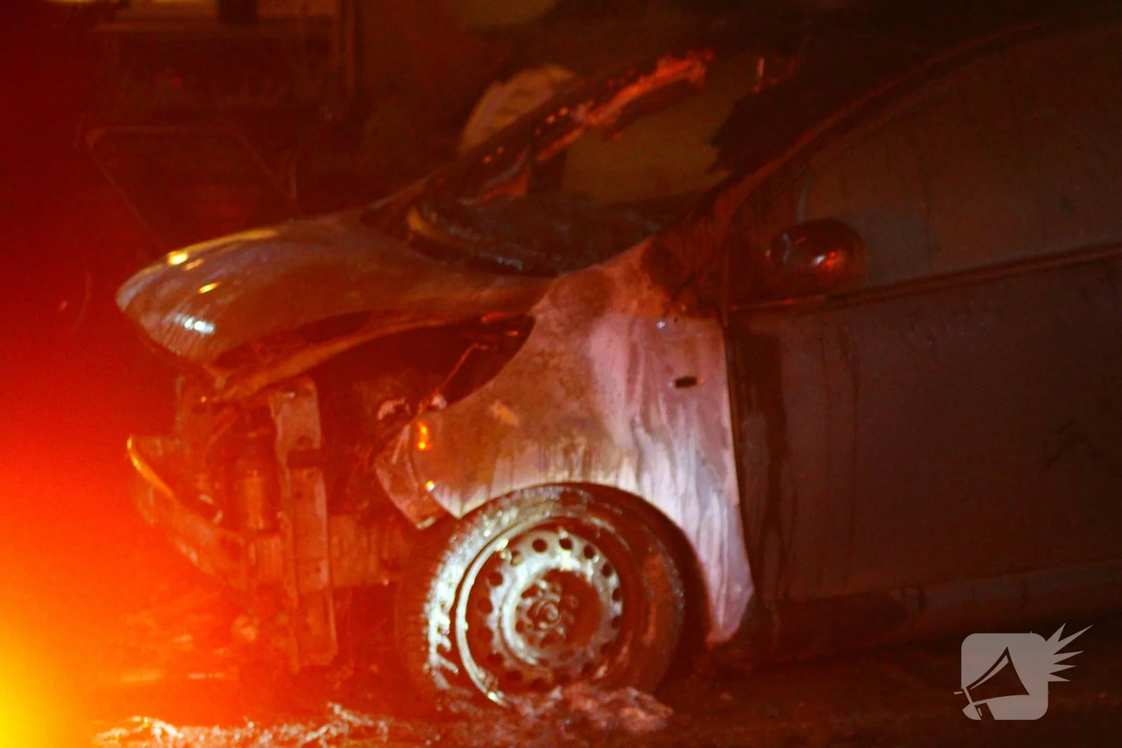 Brandweer blust autobrand en keert terug voor nacontrole