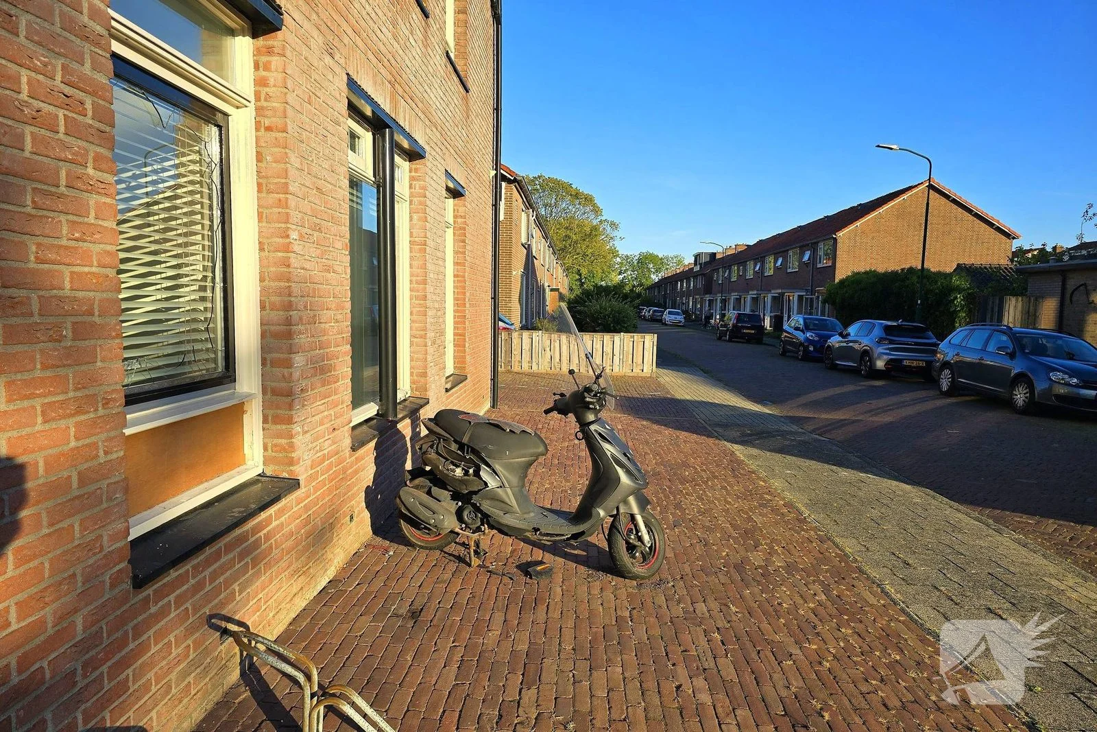 Zwaar vuurwerk leidt tot schade aan pand en scooter