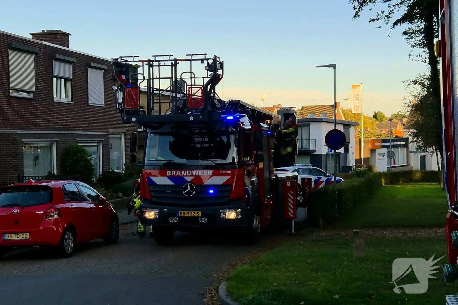 Brandweer bestrijdt schoorsteenbrand in woning
