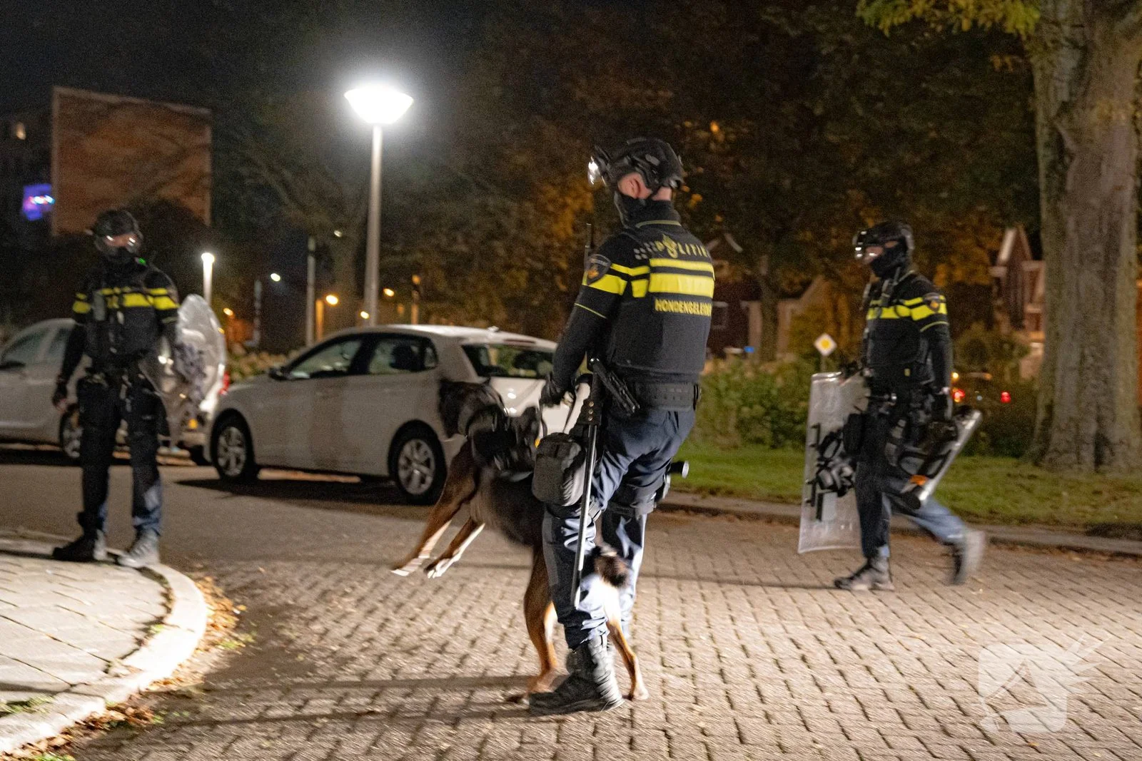 Politie valt woningen binnen na steekincident