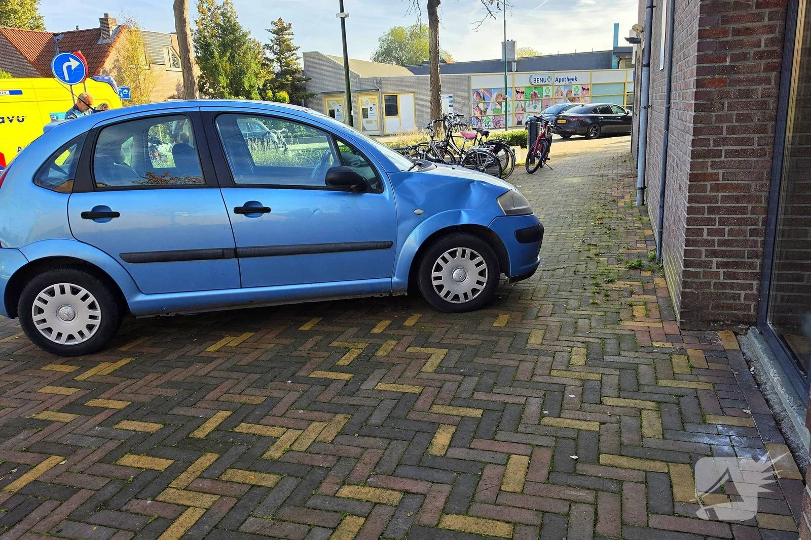 Fietser botst op auto bij oversteekpunt