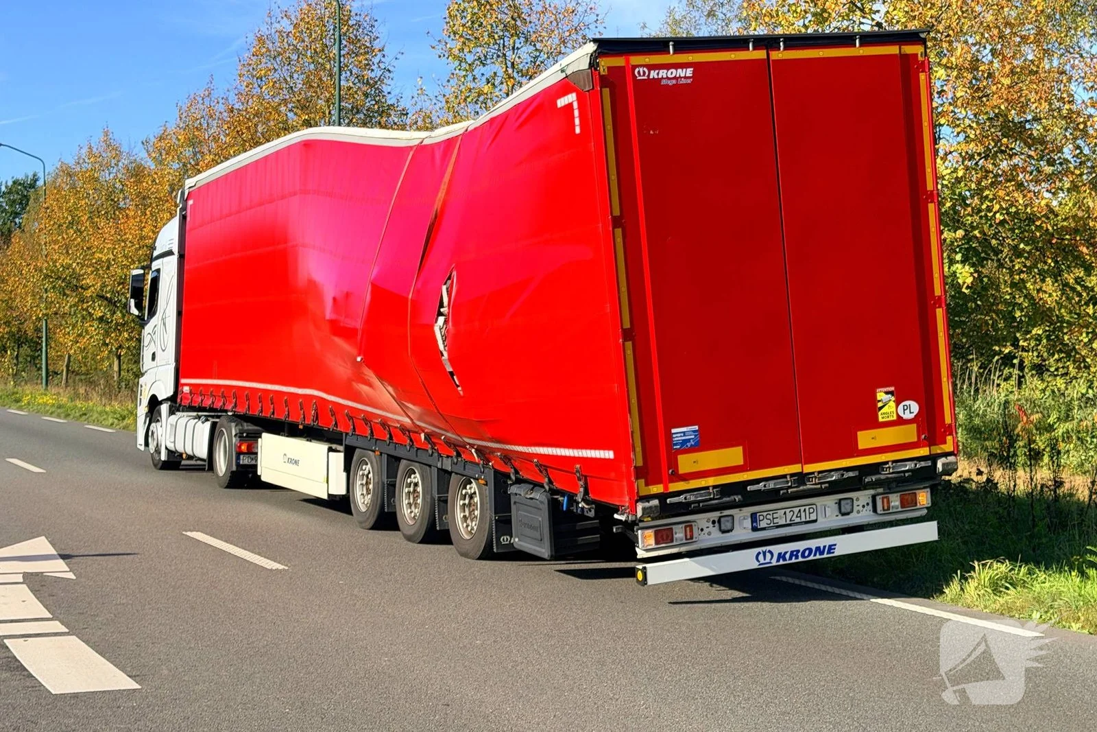 N264 afgesloten door doorgezakte vrachtwagentrailer