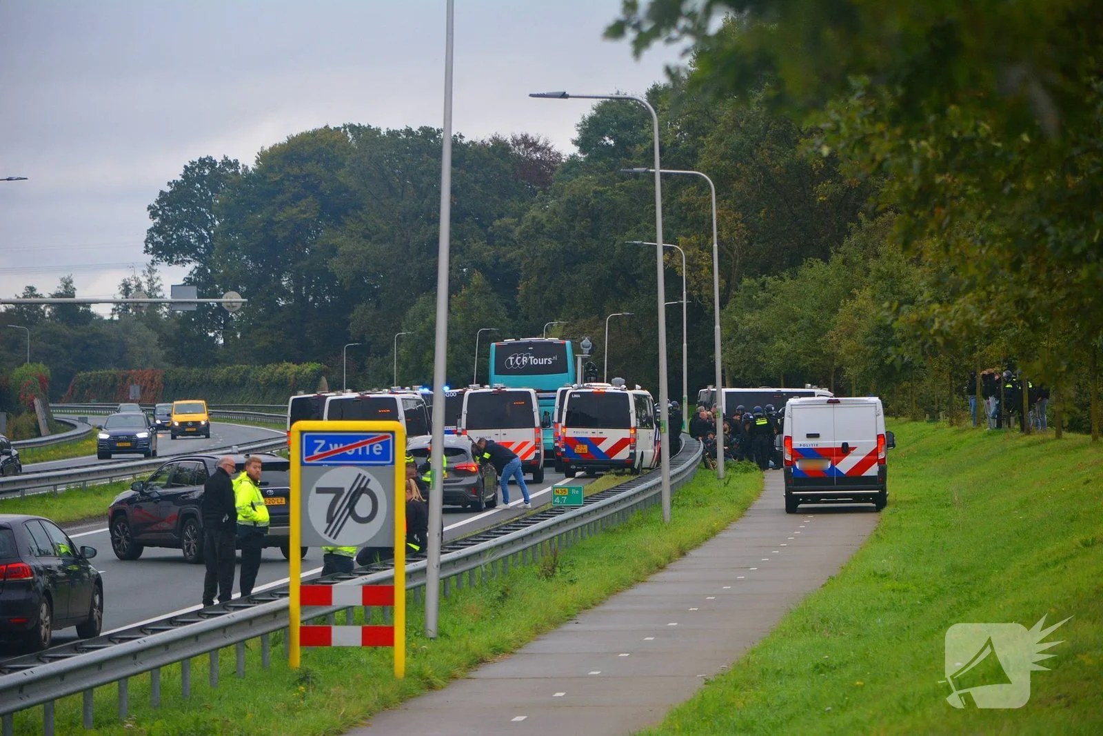 Ongeregeldheden bij supportersbus, weg afgesloten