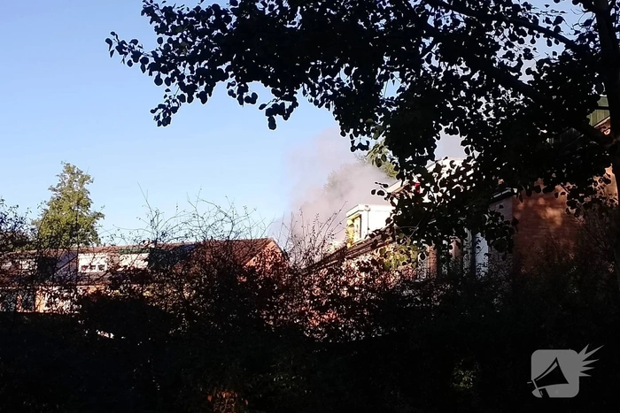 Grote brand op dak van woning, NL-Alert verstuurd