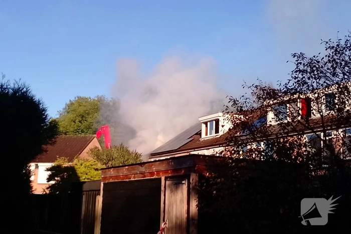 Grote brand op dak van woning, NL-Alert verstuurd