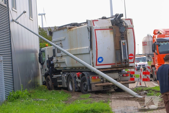 Vrachtwagen en bestelbus botsten met aanzienlijke schade