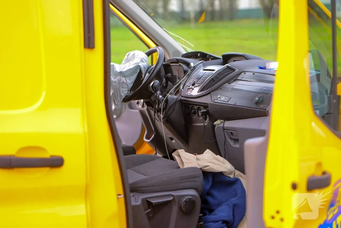 Vrachtwagen en bestelbus botsten met aanzienlijke schade