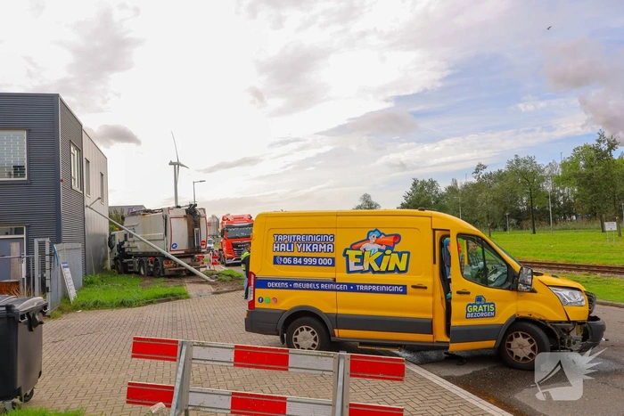 Vrachtwagen en bestelbus botsten met aanzienlijke schade