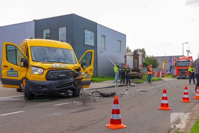Vrachtwagen en bestelbus botsten met aanzienlijke schade