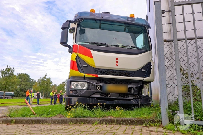 Vrachtwagen en bestelbus botsten met aanzienlijke schade