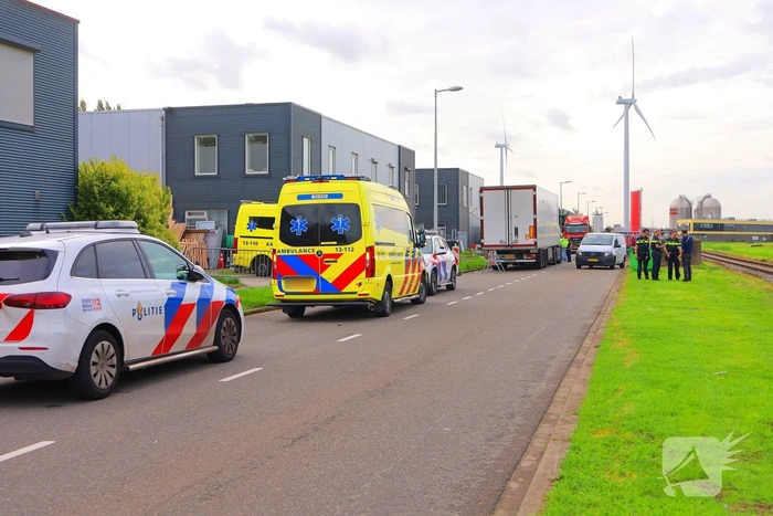 Vrachtwagen en bestelbus botsten met aanzienlijke schade