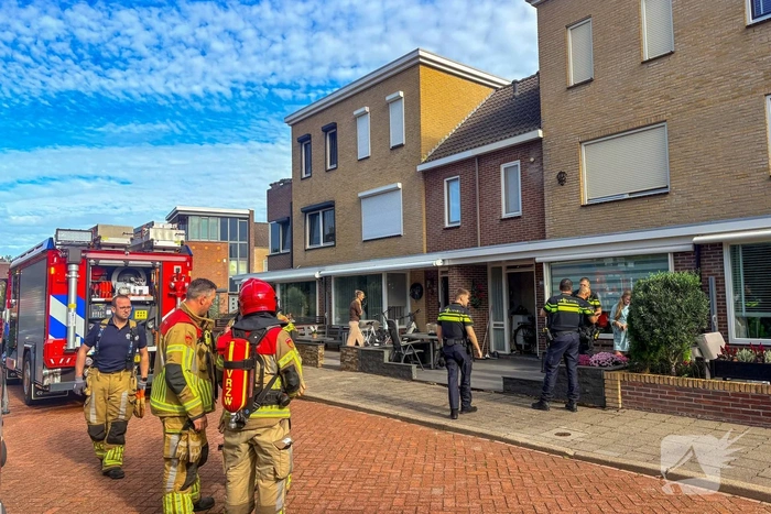 Slachtoffer na woningbrand nagekeken