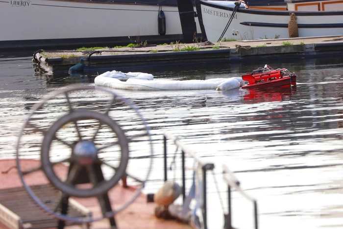 Diesellek bij marineschip ingedamd
