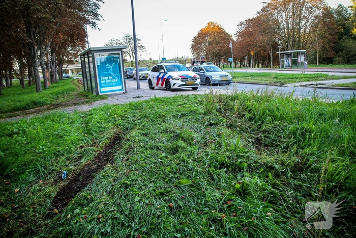 Auto crasht in bosjes na ongeval