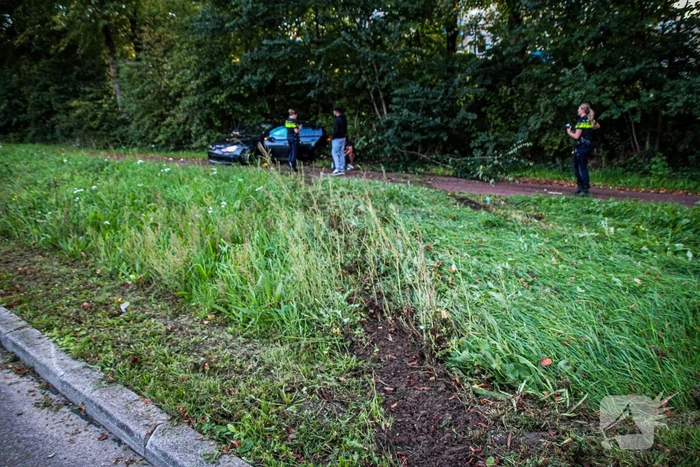 Auto crasht in bosjes na ongeval