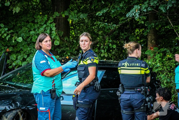 Auto crasht in bosjes na ongeval