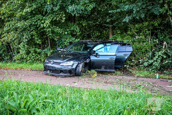 Auto crasht in bosjes na ongeval