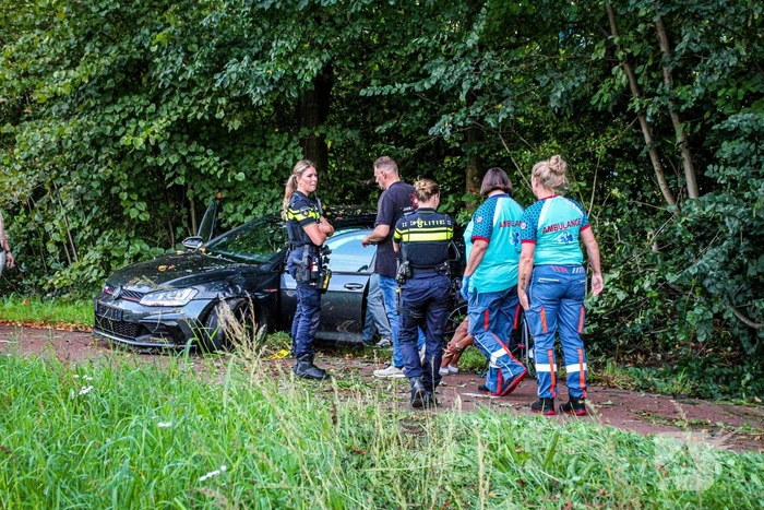 Auto crasht in bosjes na ongeval