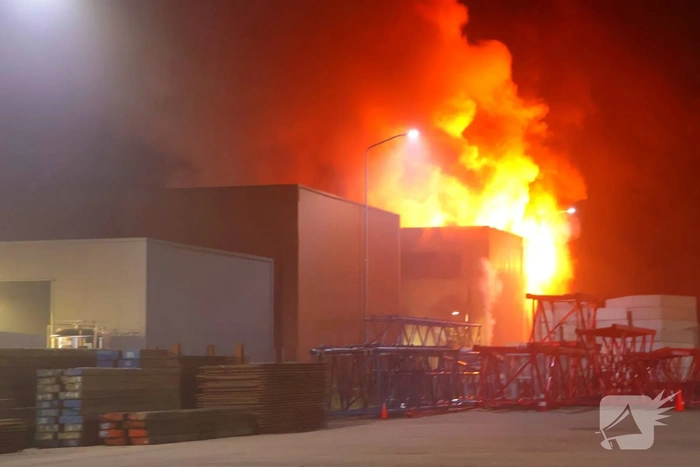 zeer grote brand in bedrijfspand