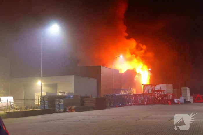 zeer grote brand in bedrijfspand