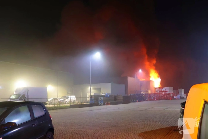 zeer grote brand in bedrijfspand
