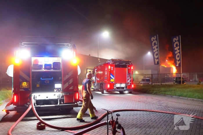 zeer grote brand in bedrijfspand