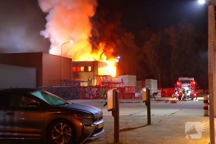 zeer grote brand in bedrijfspand