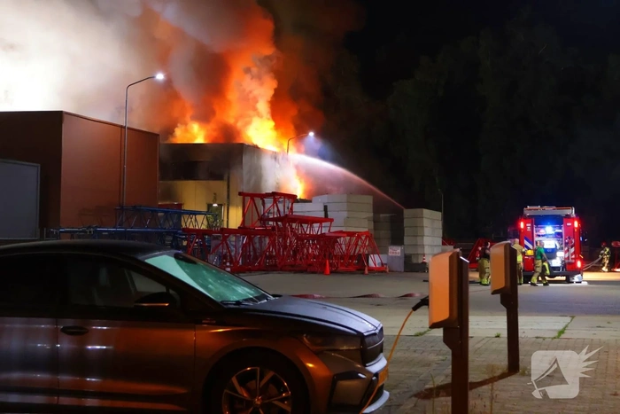 zeer grote brand in bedrijfspand