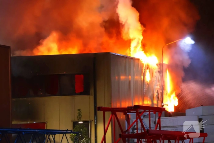 zeer grote brand in bedrijfspand