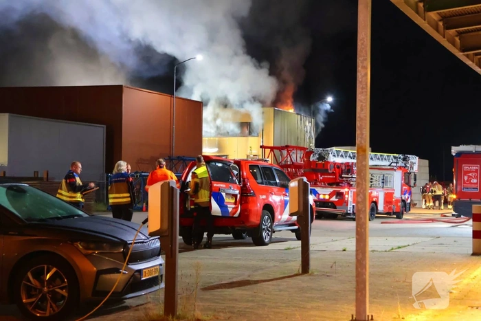 zeer grote brand in bedrijfspand