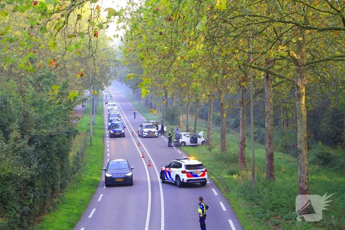 Auto botst tegen boom na slip