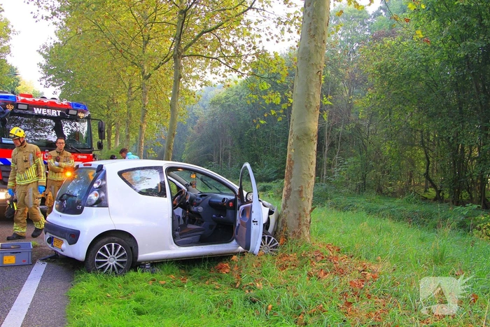 Auto botst tegen boom na slip
