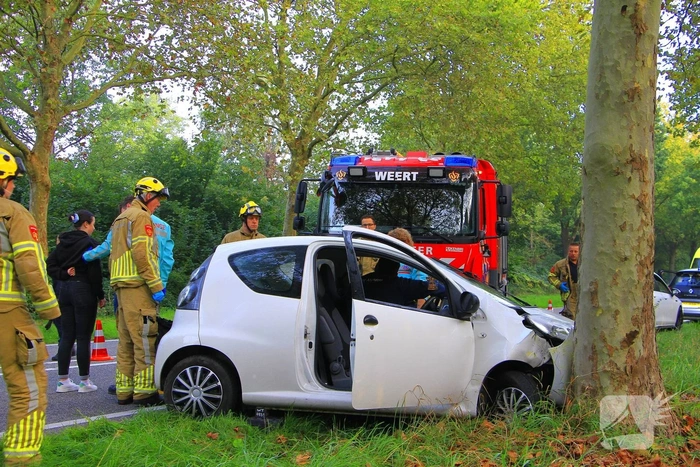 Auto botst tegen boom na slip