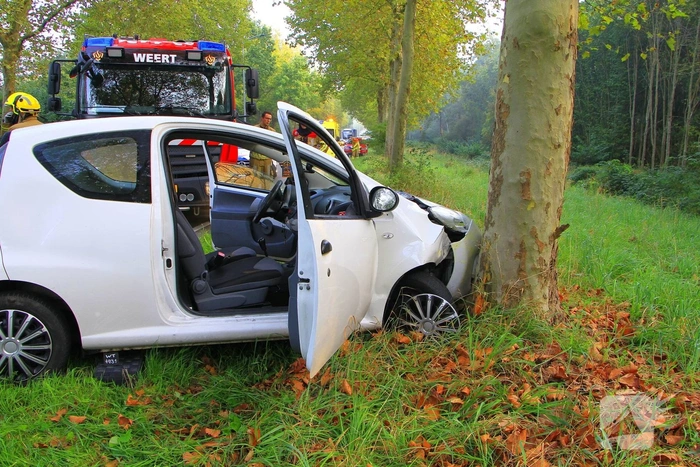 Auto botst tegen boom na slip