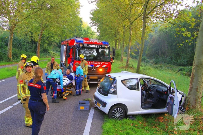 Auto botst tegen boom na slip