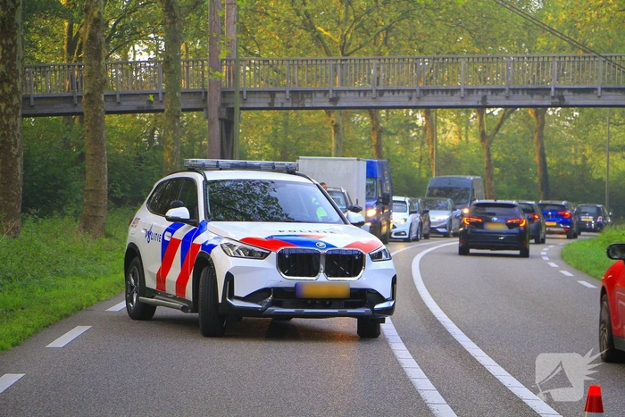 Auto botst tegen boom na slip