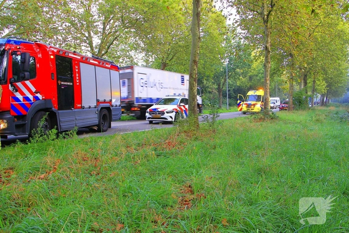 Auto botst tegen boom na slip