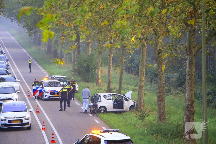 Auto botst tegen boom na slip