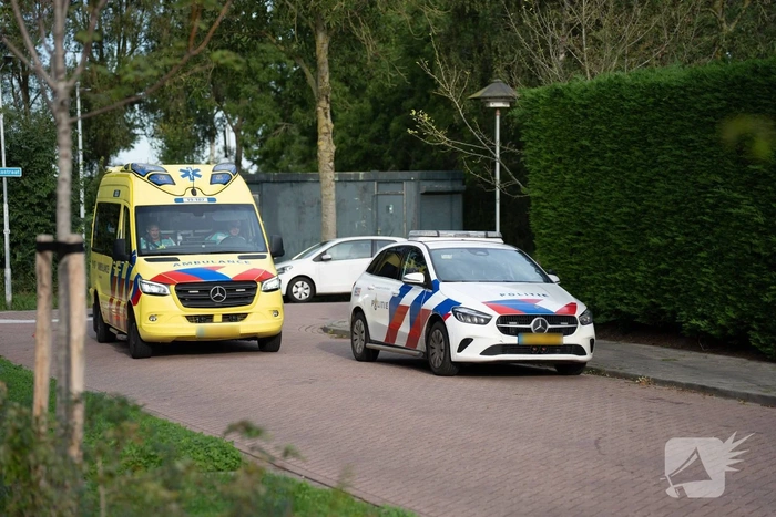 Auto op zijkant na botsing tegen geparkeerde auto