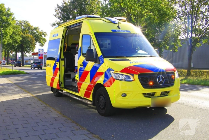 Fietser gewond na aanrijding met Jaguar