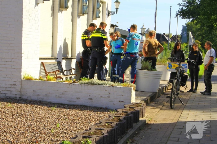 Fietser gewond na aanrijding met Jaguar
