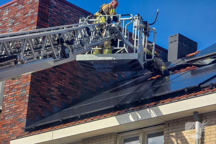 Brand op dak woning door kortsluiting zonnepanelen