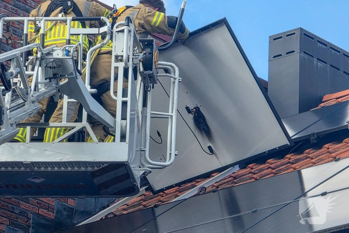 Brand op dak woning door kortsluiting zonnepanelen