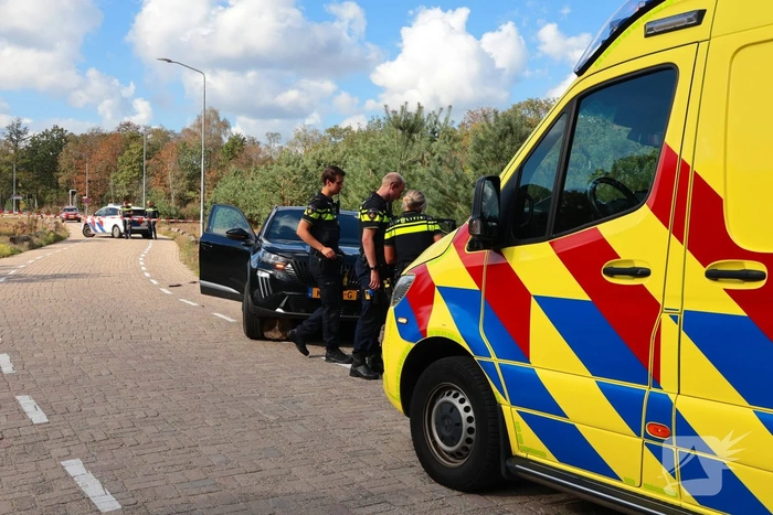 Auto botst op boomstammen na eenzijdig ongeval
