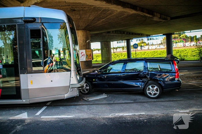 Aanrijding tussen tram en auto leidt tot flinke schade