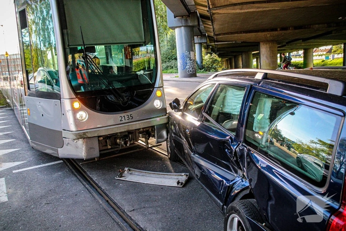 Aanrijding tussen tram en auto leidt tot flinke schade