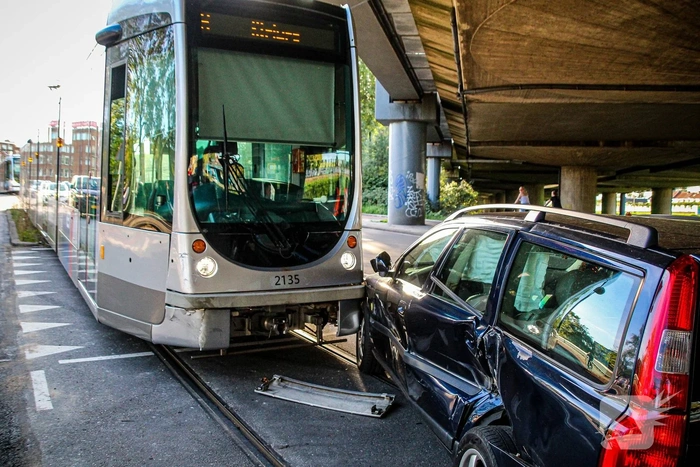 Aanrijding tussen tram en auto leidt tot flinke schade
